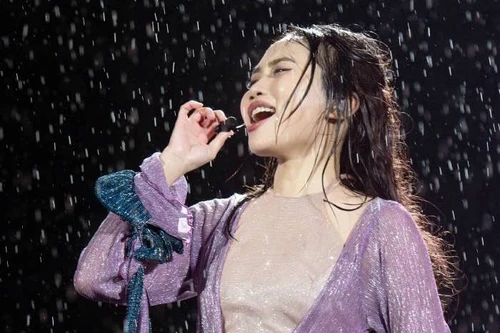 Gần 10.000 khán giả đội mưa cùng Phương Mỹ Chi trong show diễn “Vũ trụ cò bay”