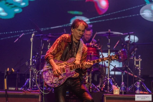 Huyền thoại guitar thế giới Steve Vai thăng hoa trong lần đầu biểu diễn tại Việt Nam