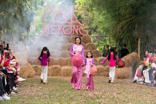 “Người đẹp Tây Đô” Việt Trinh gây bất ngờ khi tái xuất diễn thời trang 