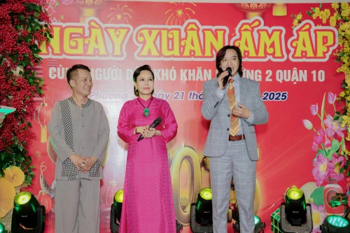 Việt Hương mang “Ngày xuân ấm áp” đến với bà con có hoàn cảnh khó khăn 