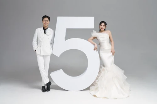 Thu Thuỷ ngọt ngào bên ông xã trong bộ ảnh kỷ niệm 5 năm ngày cưới 