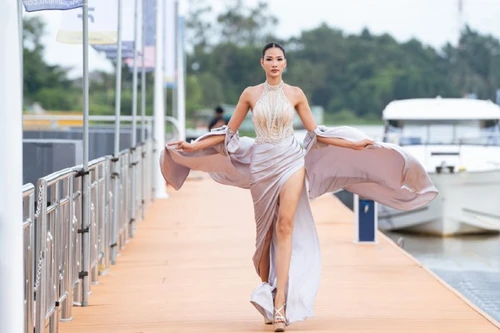 Hoàng Thùy khéo léo xử lý sự cố khi trình diễn ở "Vietnam International Sea Fashion Festival"