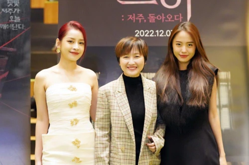 Chi Pu, Rima Thanh Vy rạng rỡ tại buổi công chiếu “Mười: Lời nguyền trở lại” ở xứ Hàn