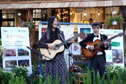 Ca sĩ Phúc Anh xúc động khi trình diễn cùng chàng trai khiếm thị