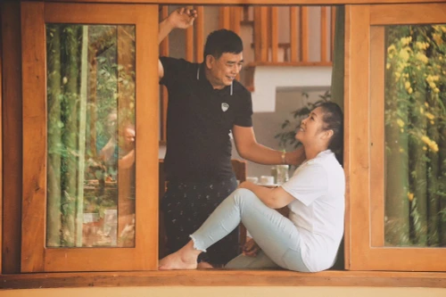 Vợ chồng Hồng Vân - Lê Tuấn Anh tìm lại những khoảng khắc thanh xuân cùng nhau 