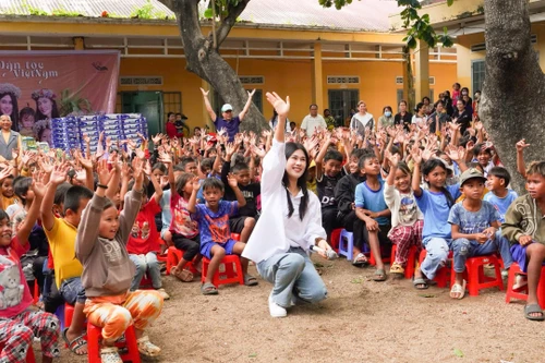 Ca sĩ Phúc Anh mang dự án “54 Dân tộc Việt Nam” đến làng phong ở Gia Lai