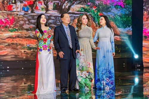 Ba chị em Cẩm Ly, Minh Tuyết và Hà Phương tiết lộ chuyện tình của bố mẹ