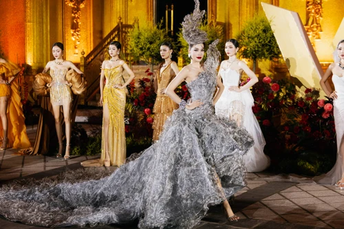 Hoa hậu Lê Hoàng Phương diện váy 20kg lên sân khấu Vietnam Beauty Fashion Fest