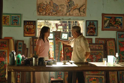 Nghệ thuật tranh kính được Huỳnh Lập tái hiện sống động trong "Nhà gia tiên" 