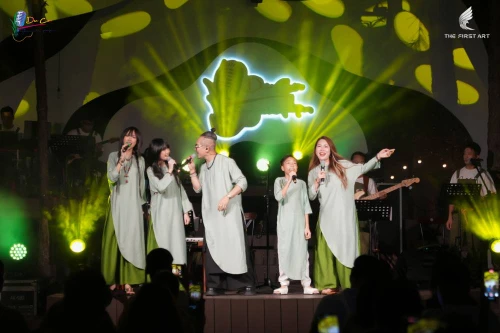 Jimmii Nguyễn hát cùng cả gia đình trên sân khấu "Du ca"