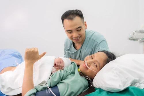 Chồng H'Hen Niê khóc nức nở khi chứng kiến vợ sinh 