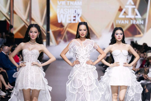 BST "Aura Bloom" của Ivan Trần gây sốt tại Tuần lễ Thời trang Quốc tế Việt Nam 2025