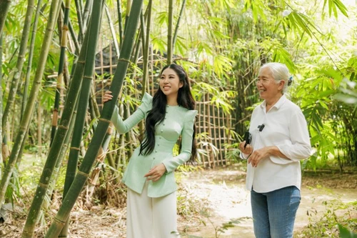 Hoa hậu Lan Anh giới thiệu khu du lịch sinh thái Làng tre Phú An tại "Miss Earth 2023"