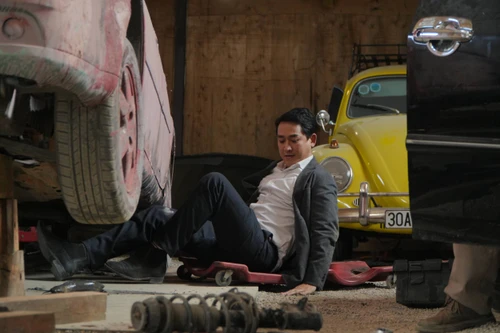 Hứa Vĩ Văn căng thẳng diễn cùng đàn cá trê trong phim kinh dị "Đồi hành xác: Tà thuyết đen trở lại"