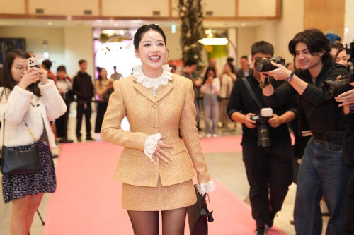 Chi Pu xinh đẹp đến ủng hộ em gái Kaity Nguyễn 