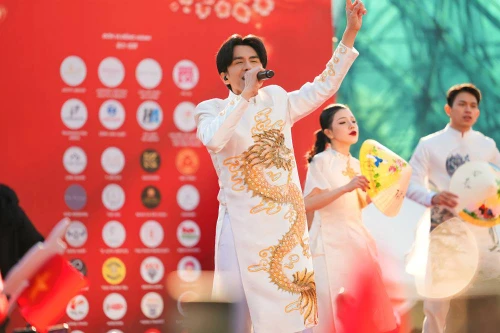 Đan Trường mang Tết Việt đến với người dân xa xứ ở Nhật Bản