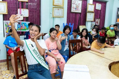 Miss Earth Việt Nam 2022 - Thạch Thu Thảo giản dị chơi đùa cùng các em nhỏ làng SOS