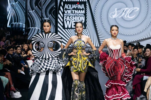 Bộ ba Hương Ly - Lê Hoàng Phương - Ngọc Châu tái hợp trên sàn diễn