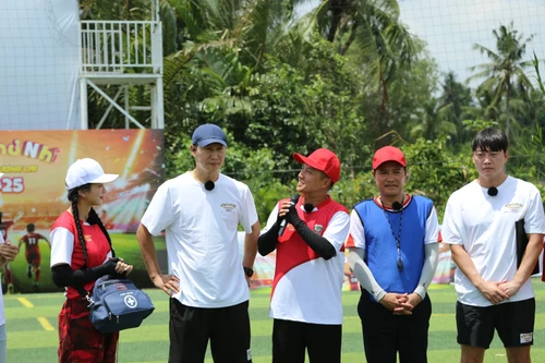 HLV Kim Sang Sik xuất hiện tại "Cầu thủ nhí 2025" dù lịch trình bận rộn