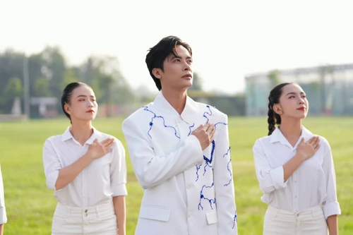 MV “Rực sáng sức trẻ Việt Nam” – Viên gạch đầu tiên trong hành trình nghệ thuật mới của ca sĩ Minh Sang