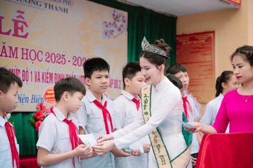 Á hậu Linh Đan về thăm và trao quà tại trường cũ