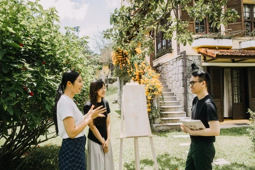 Ngọc Hân đồng hành với các họa sỹ trẻ thông qua dự án xưởng sáng tác 