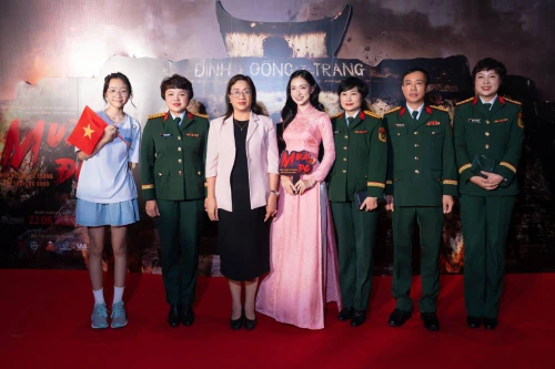 “Nỗi đau giữa hòa bình” – nhạc phim “Mưa đỏ” được cất lên sau buổi công chiếu tại Hà Nội khiến khán giả xúc động