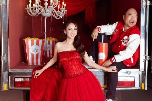 Thu Trang - Tiến Luật “tình bể bình” mừng lễ Valentine 