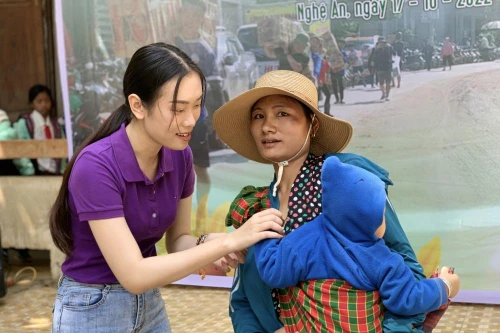 Hoa hậu Ban Mai - Miss Peace Vietnam 2022 trao học bổng và hỗ trợ người dân bị lũ quét ở huyện Kỳ Sơn, Nghệ An