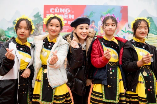 Chi Pu tặng chăn, áo ấm và nhiều vật dụng cần thiết cho học sinh vùng cao