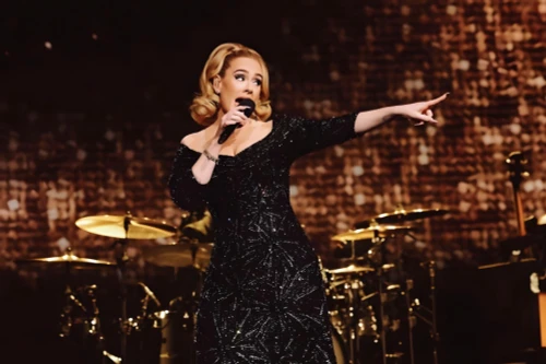 Adele toả sáng với thiết kế của Công Trí tại show “Những ngày cuối tuần với Adele”