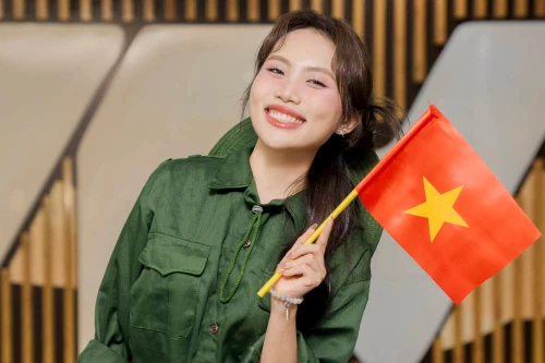 Phương Mỹ Chi xúc động trước thềm biểu diễn trong đại lễ của đất nước 