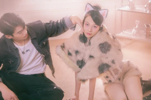 Phí Phương Anh “tung chiêu” thả thính trai đẹp trong MV "Bịt mắt bắt anh"