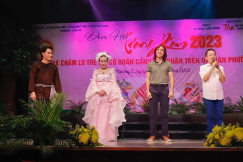 Nghệ sĩ Minh Nhí xúc động trong chương trình trung thu cho trẻ em khó khăn 