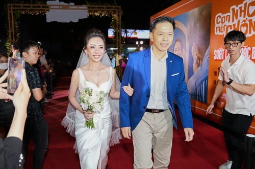Thu Trang hoá cô dâu, Thái Hoà gây xúc động với hình ảnh dắt tay con gái đi trên thảm đỏ