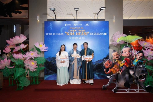 Vợ chồng Đức Thịnh - Thanh Thúy cùng con trai “trẩy hội” thảm đỏ 