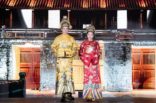 Vợ chồng Lương Thế Thành - Thuý Diễm trình diễn áo dài triều Nguyễn