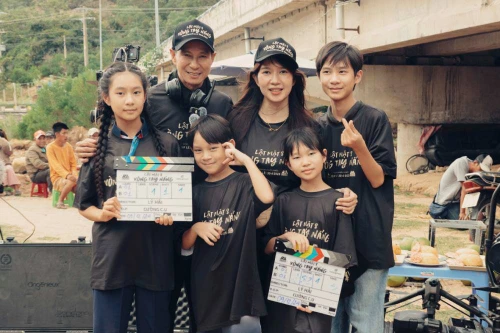 Vợ và các con ủng hộ Lý Hải trong ngày đầu bấm máy “Lật mặt 8: Vòng tay nắng”