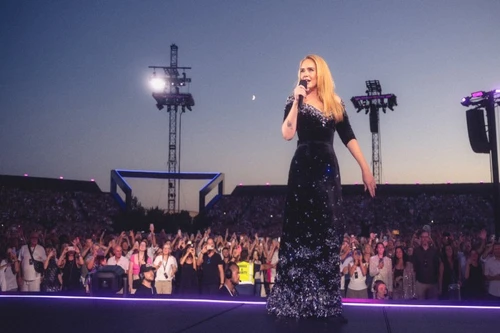 Adele tiếp tục chọn đầm của Công Trí cho concert toàn cầu