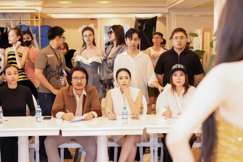 Đạo diễn Hoàng Nhật Nam cùng NTK Thanh Hương Bùi chuẩn bị cho Vietnam Beauty Fashion Fest