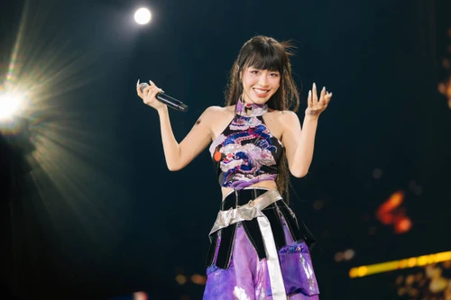 Han Sara vỡ òa hạnh phúc khi có tên tranh giải Thương hiệu hàng đầu Hàn Quốc 2026