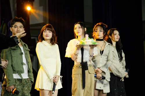 Han Sara khóc trong fanmeeting mừng sinh nhật tuổi 25