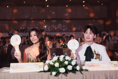 Hoa hậu Xuân Hạnh hội ngộ ca sĩ Nguyễn Trần Trung Quân trên ghế nóng