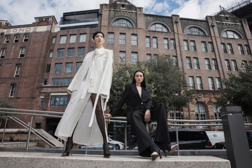 Xuân Lan hội ngộ học trò Thuỳ Trang, đọ dáng trên đường phố Sydney