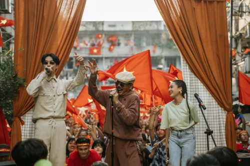 Đen cùng nhạc sĩ Trần Tiến tái hiện những lần “đi bão" mừng bóng đá Việt chiến thắng