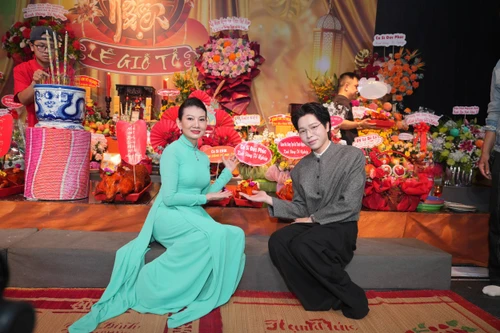 Nghệ sĩ Việt thành tâm dâng hương tri ân Tổ nghiệp tại Nhà hát kịch Sân khấu nhỏ 