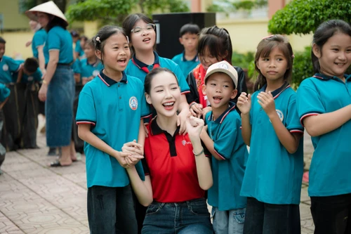 Hoa Hậu Bảo Ngọc: “Giao nắng, chuyển yêu thương” đến trẻ em vùng lũ tại Lạng Sơn và Quảng Ninh 