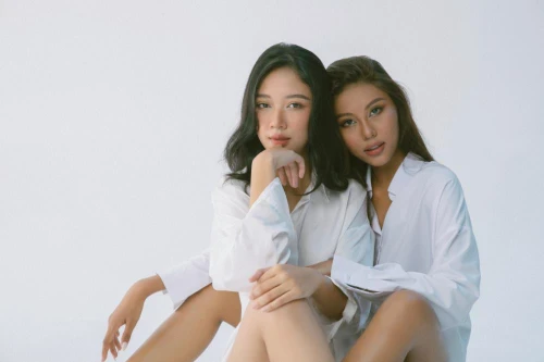 Thạch Thu Thảo và Á hậu Hoa Đan tung bộ ảnh cực chất