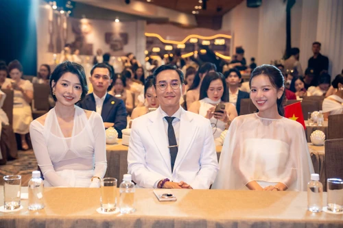 Hứa Vĩ Văn hội ngộ Lê Hạ Anh sau “cơn sốt” của “Mưa đỏ”