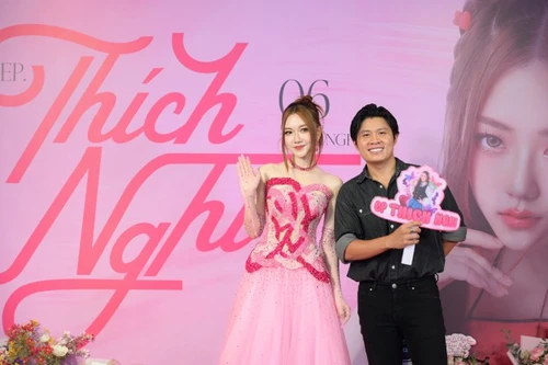 Tân binh Thoại Nghi vừa “chào sân” Vpop đã xuất hiện tại Quảng trường Thời đại New York 